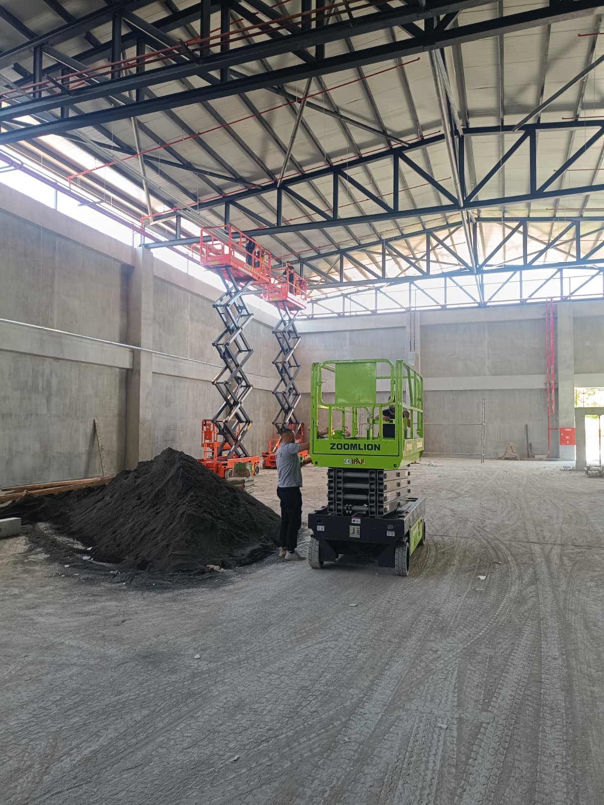 Depo içinde makaslı platform ile raf/tavan çalışması